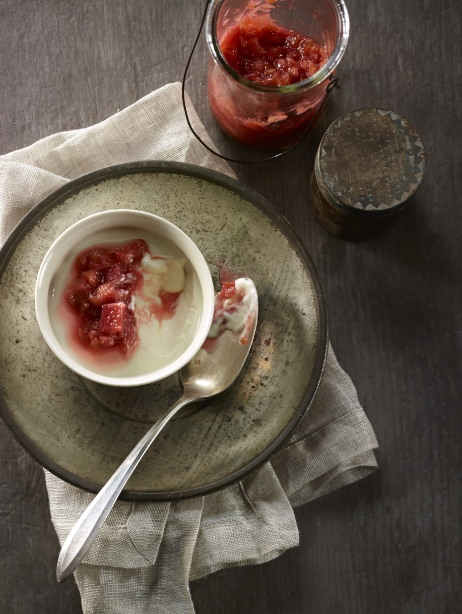 panna-cotta-a-la-creme-sure-liberte-compote-de-rhubarbe-au-gingembre