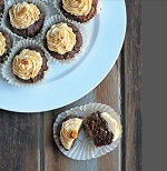 Cupcakes au chocolat noir au glaçage aux arachides et au fromage à la crème 