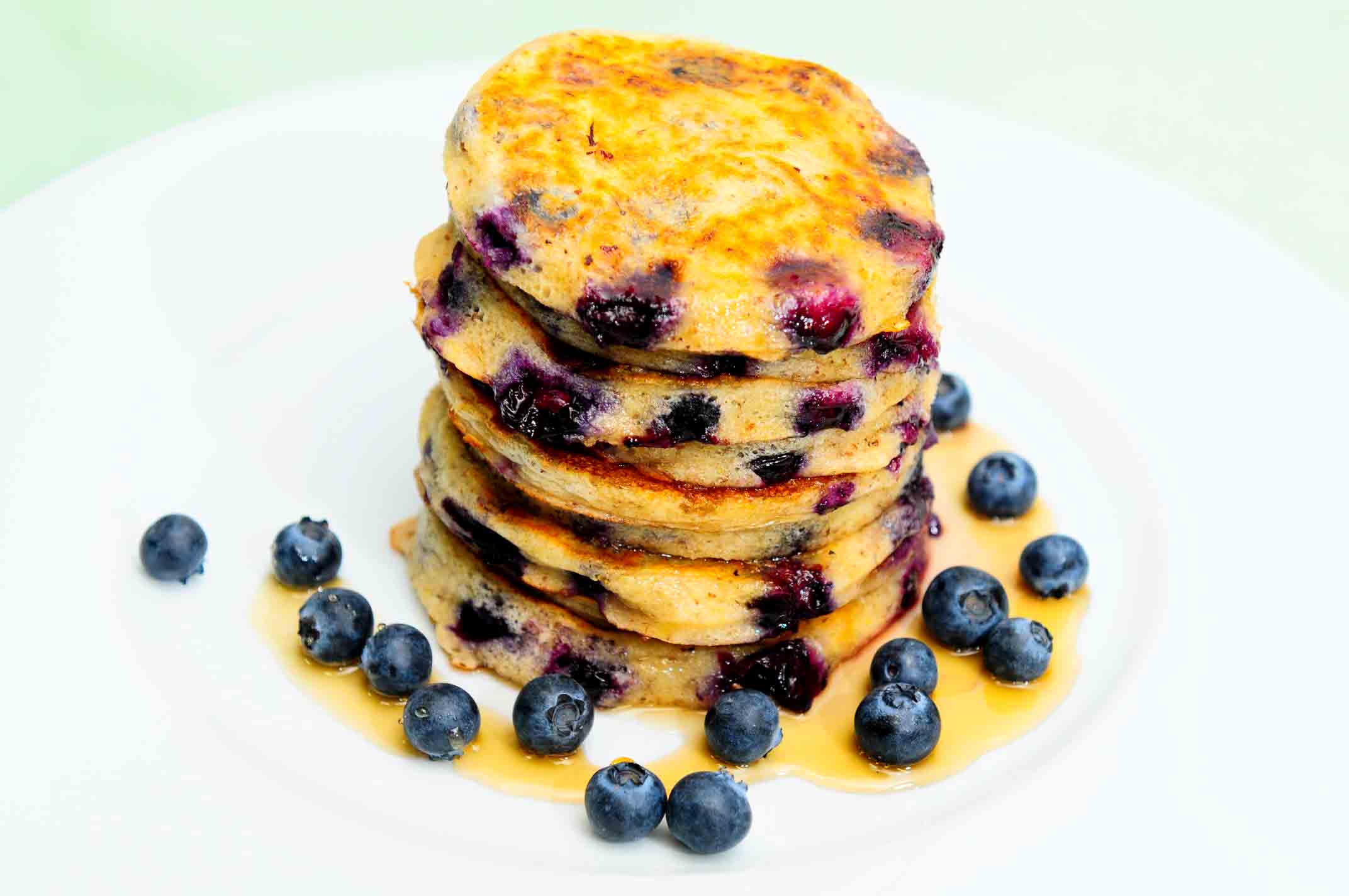 Crêpes d’épeautre au yogourt grec et aux bleuets 