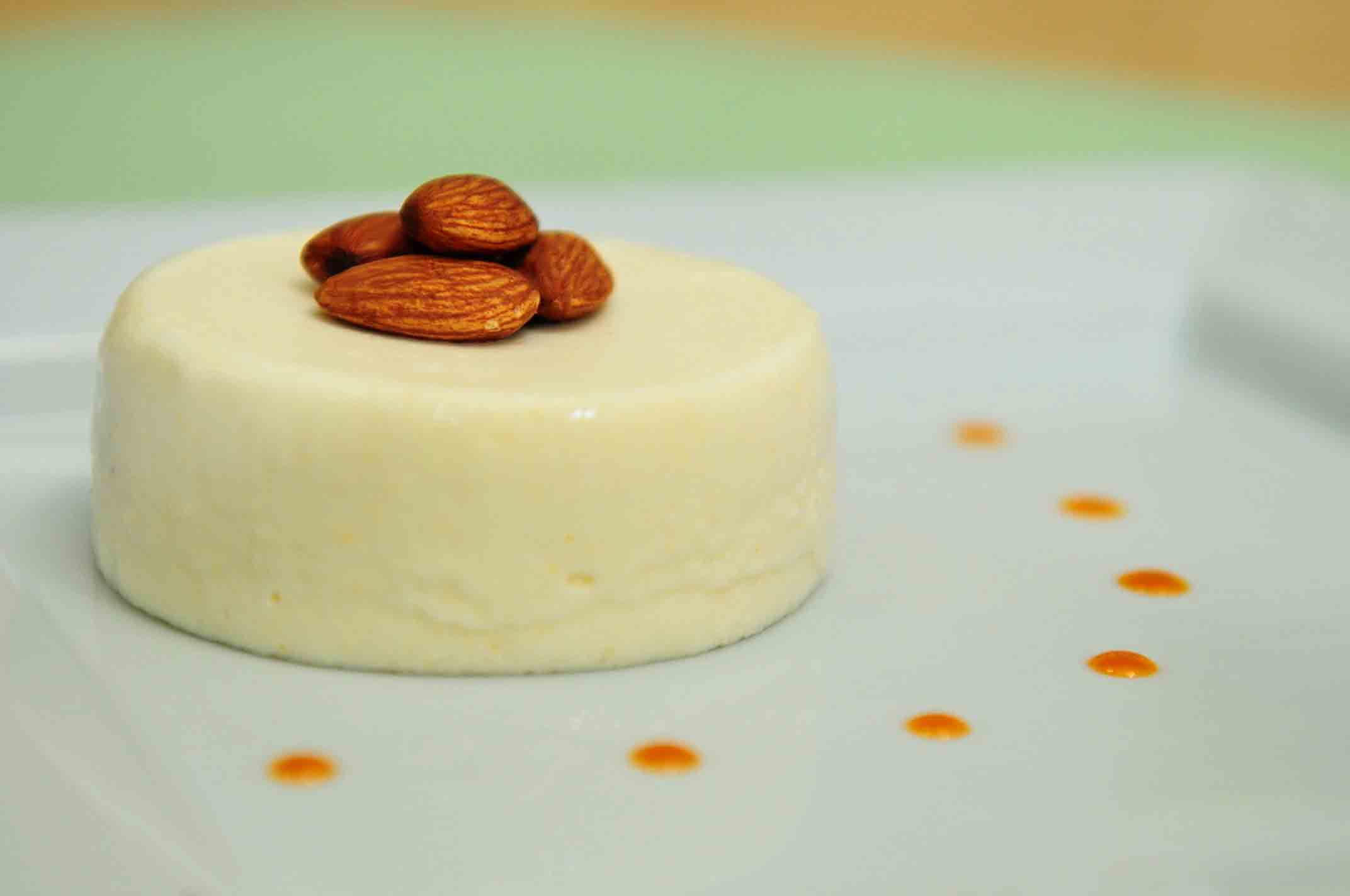 Panna cotta au yogourt grec et aux amandes 