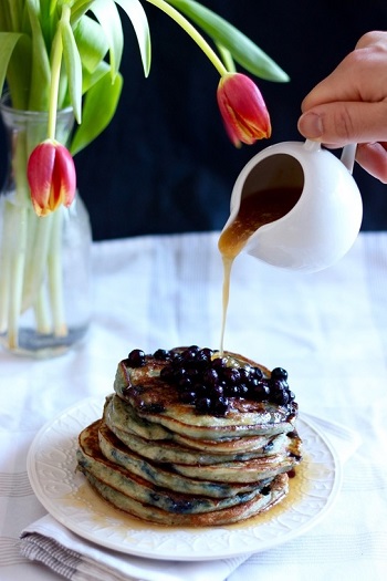 pancakes-aux-bleuets-et-son-caramel-sale