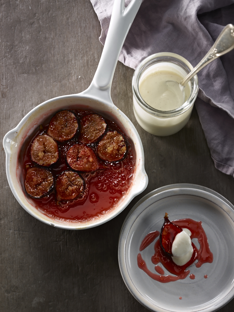 Figues poêlées au miel, yogourt de chèvre Liberté parfumé à la rose et à la cardamome 