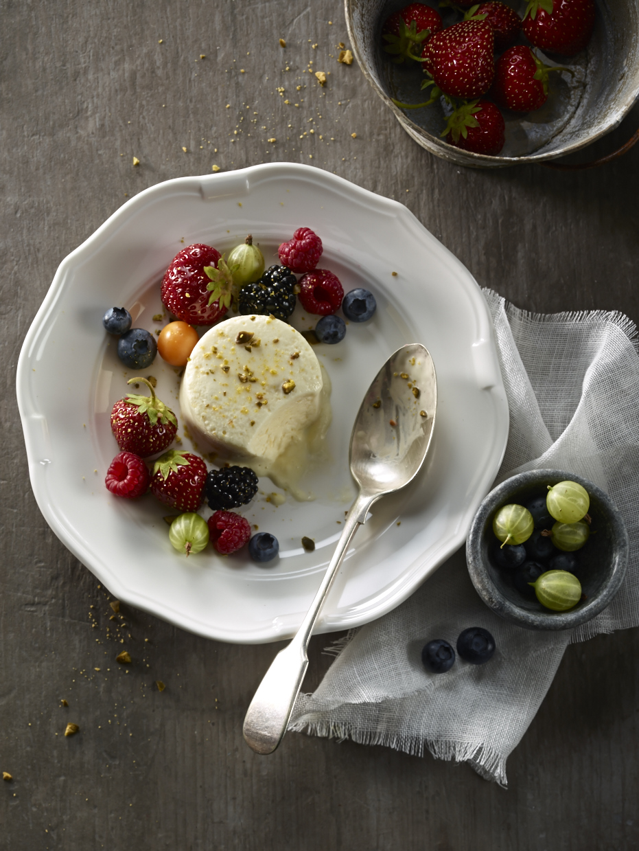 Parfait glacé au fromage à la crème Liberté et au miel, salade de petits fruits et de pistaches 