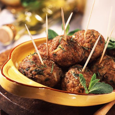 Boulettes de cerf et d'agneau à la menthe, raisins et pignons 