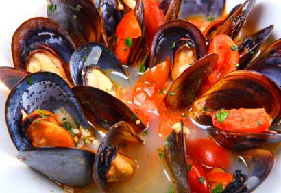 Moules de l’Île-du-Prince-Édouard dans un bouillon de tomate et de yogourt grec 